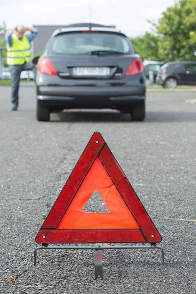 Triângulo de aviso atrás do carro parado — Fotografia de Stock