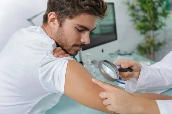 Primo piano di medici mani controllo mans talpe — Foto Stock