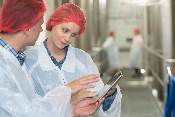 Trabajadores de fábrica en el taller utilizando tableta digital — Foto de Stock