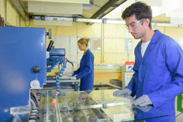 Jeunes personnes qualifiées forcées de travailler à l'usine — Photo