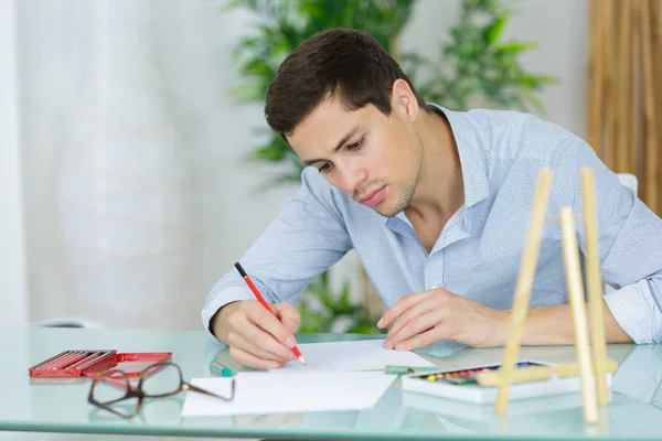 Jonge knappe kunstenaar praktijk tekenen als hobby — Stockfoto