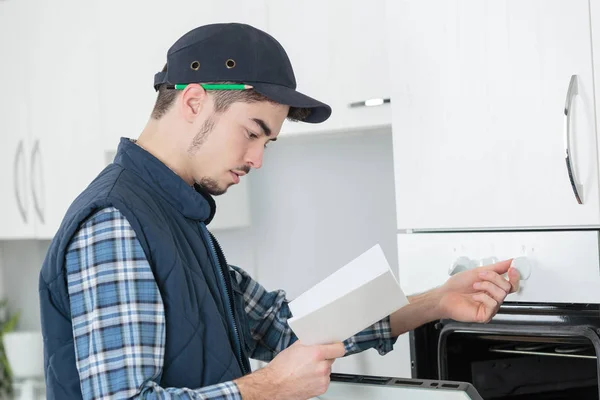 Leer el manual del horno —  Fotos de Stock