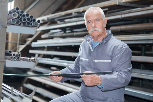 Hombre mayor sosteniendo hoja de metal —  Fotos de Stock