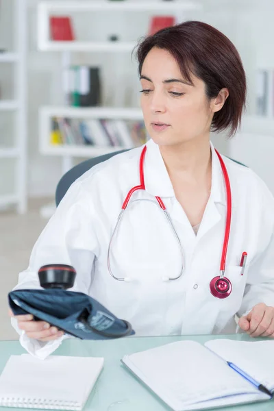 Retrato de jovem médica em seu escritório — Fotografia de Stock