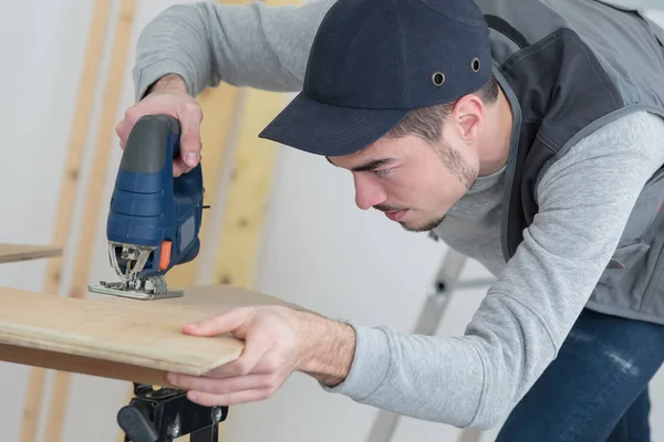 Säker stilig ung hantverkare i verkstad — Stockfoto