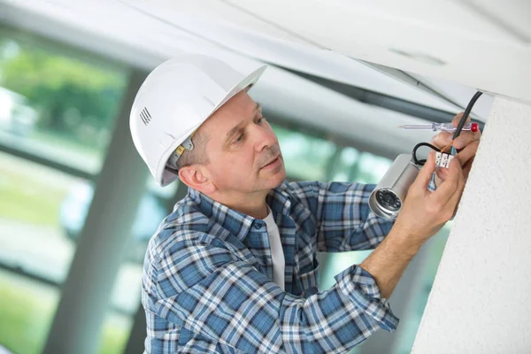 Técnico profesional de CCTV trabajando — Foto de Stock