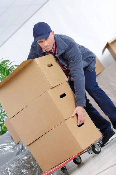 Leverans man med en massa cardbox paketet — Stockfoto