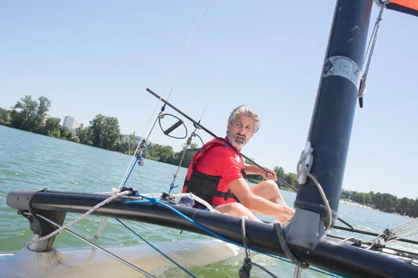 Disfrutando de vela extrema con velero de carreras — Foto de Stock