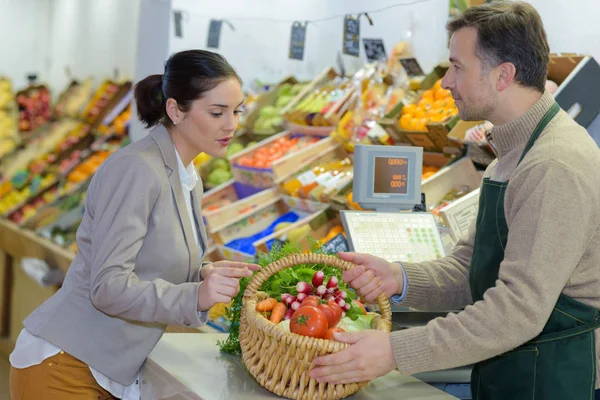 Korb voller Gemüse — Stockfoto