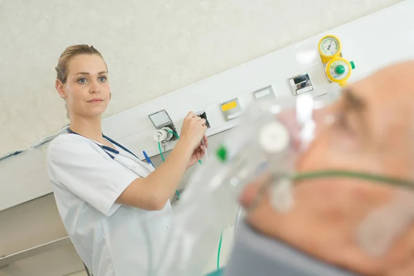 Médico usando uma máquina em um paciente — Fotografia de Stock