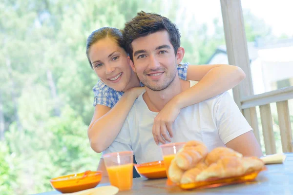 Portrait of couple with continental breakfast — Stock Photo, Image