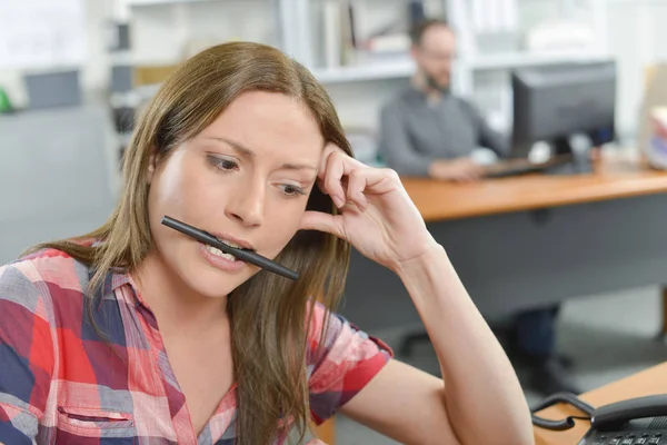 Office lady håller pennan mellan hennes tänder — Stockfoto