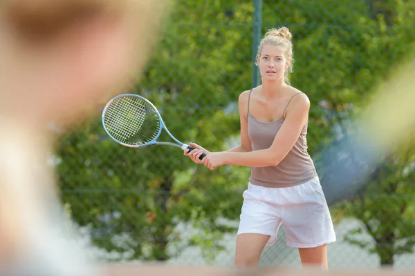 Jugar al tenis al aire libre y tenis —  Fotos de Stock