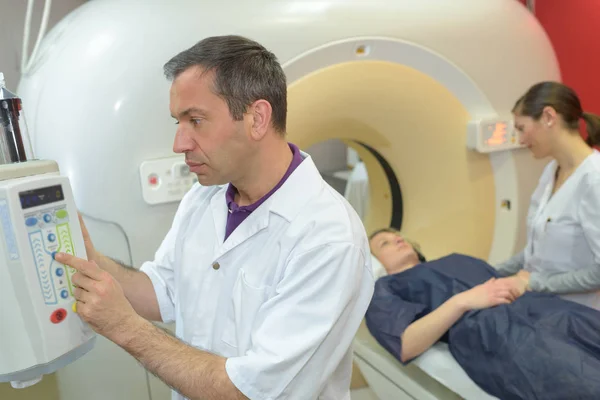 Verpleegkundige en dokter als ze voor te voor een axiale tomografie bereiden — Stockfoto