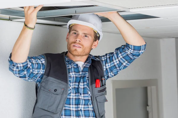 Elektricien montage van een kabel voor plafondverlichting — Stockfoto