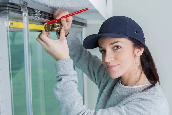 Worker measuring widow blinds — Stock Photo, Image