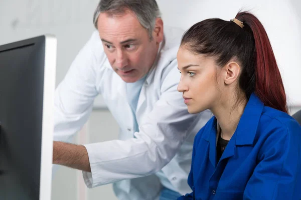 Lehrer zeigt Schülern, wie man einen Computer benutzt — Stockfoto