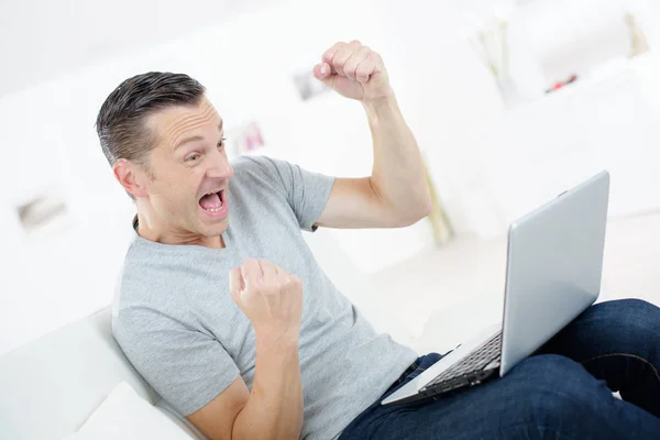Uomo molto felice con computer portatile — Foto Stock