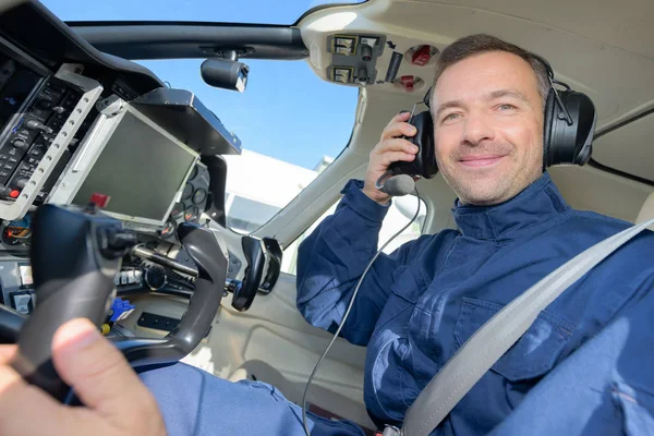 Retrato do piloto na aeronave — Fotografia de Stock