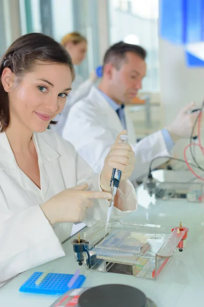 Técnico de laboratório usando pipeta — Fotografia de Stock