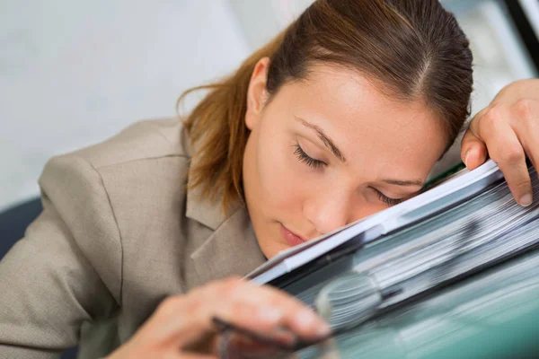 Femme d'affaires dormant sur le bureau — Photo