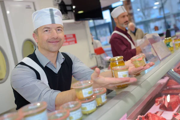 Slager portie klant in de winkel — Stockfoto