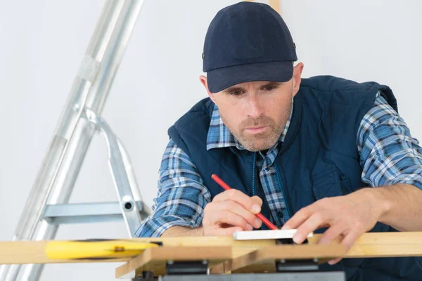 Mann zeichnet und modifiziert einen Hausentwurf — Stockfoto