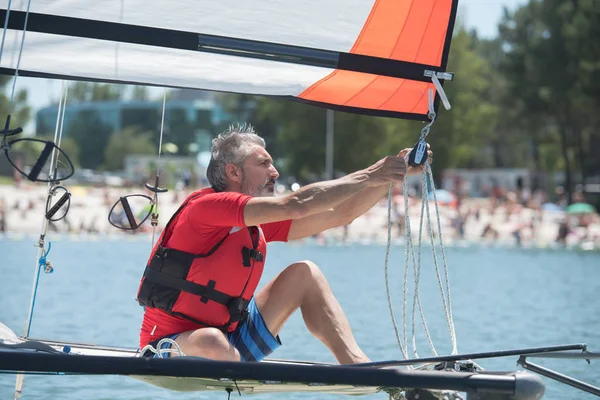 Entrenamiento profesional de hombre de agua en el lago con catamarán — Foto de Stock