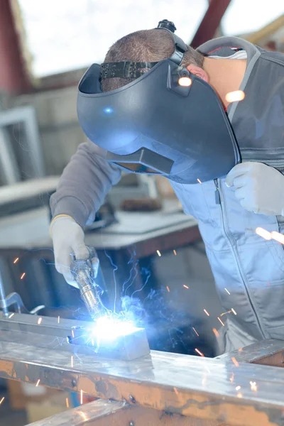 Industriële werknemer bij het lassen van de fabriek — Stockfoto