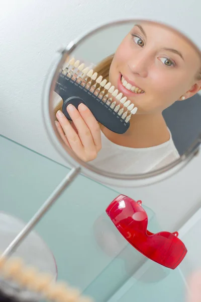 Chica con conjunto de dientes artificiales —  Fotos de Stock