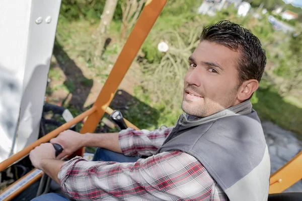 Mann arbeitete, saß im Führerhaus des Baggers — Stockfoto