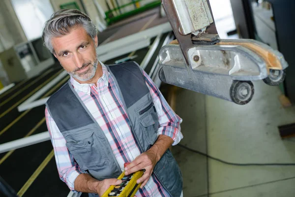 Engenheiro de meia-idade no trabalho na sala de armazenamento de ferramentas mecânicas — Fotografia de Stock