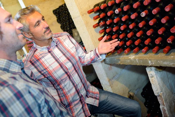 Sommelier mostrando garrafa de vinho — Fotografia de Stock