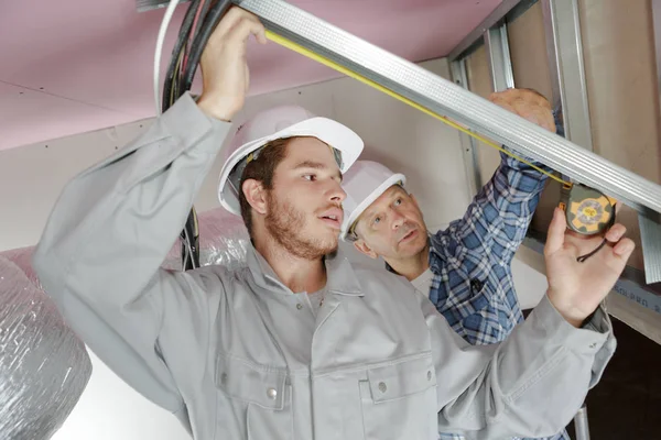 Equipo de electricista instalando una unidad de aire acondicionado —  Fotos de Stock
