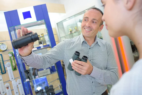 Compras para gadgets y vendedor — Foto de Stock