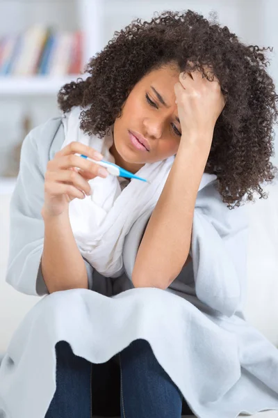 Trött tjej med feber kontrollera kvicksilvertermometer — Stockfoto