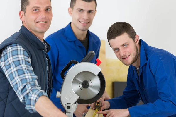 Studenter att lära sig att använda keramiska såg — Stockfoto