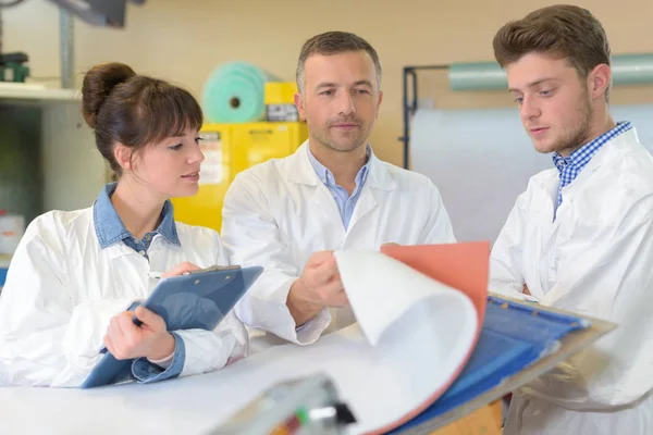 Materiał inżynierów wybór właściwego produktu — Zdjęcie stockowe