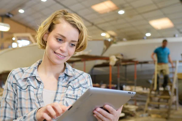 Woman using tablet in warehouse — Stock Photo, Image