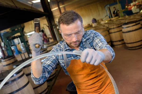 Küfer formt Metallring mit Hammer — Stockfoto