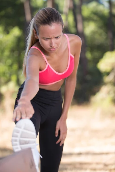 Atletisk kvinna stretching han ben innan träning utanför — Stockfoto