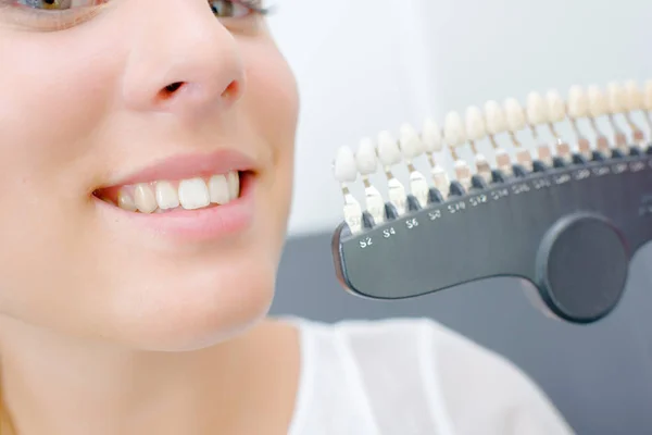 Lady leende att visa tänderna för färgmatchning — Stockfoto