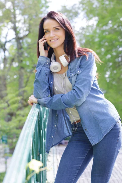 Donna che telefona nella natura — Foto Stock