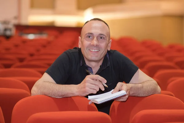 Journalist permanent in de buurt van een filmprojector in de kamer filmoperateur — Stockfoto