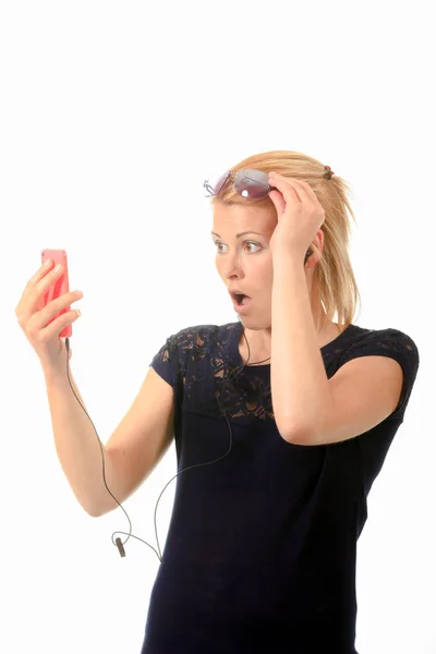 Lady holding smartphone, shocked expression — Stock Photo, Image