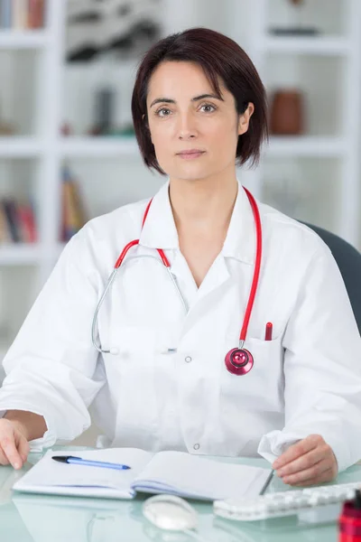 Retrato de una joven doctora en su consultorio — Foto de Stock