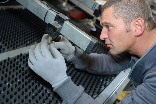 Man ställa in industrimaskin — Stockfoto