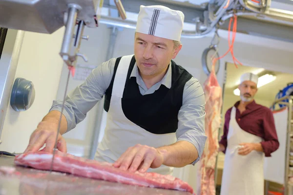 Preparação da carne para venda a retalho — Fotografia de Stock