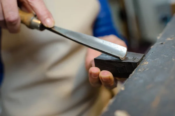 Chiseling in the workshop — Stock Photo, Image