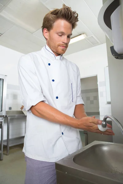 Chef lavaggio mani e uomo — Foto Stock